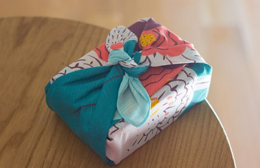 Furoshiki dame au kimono bleu