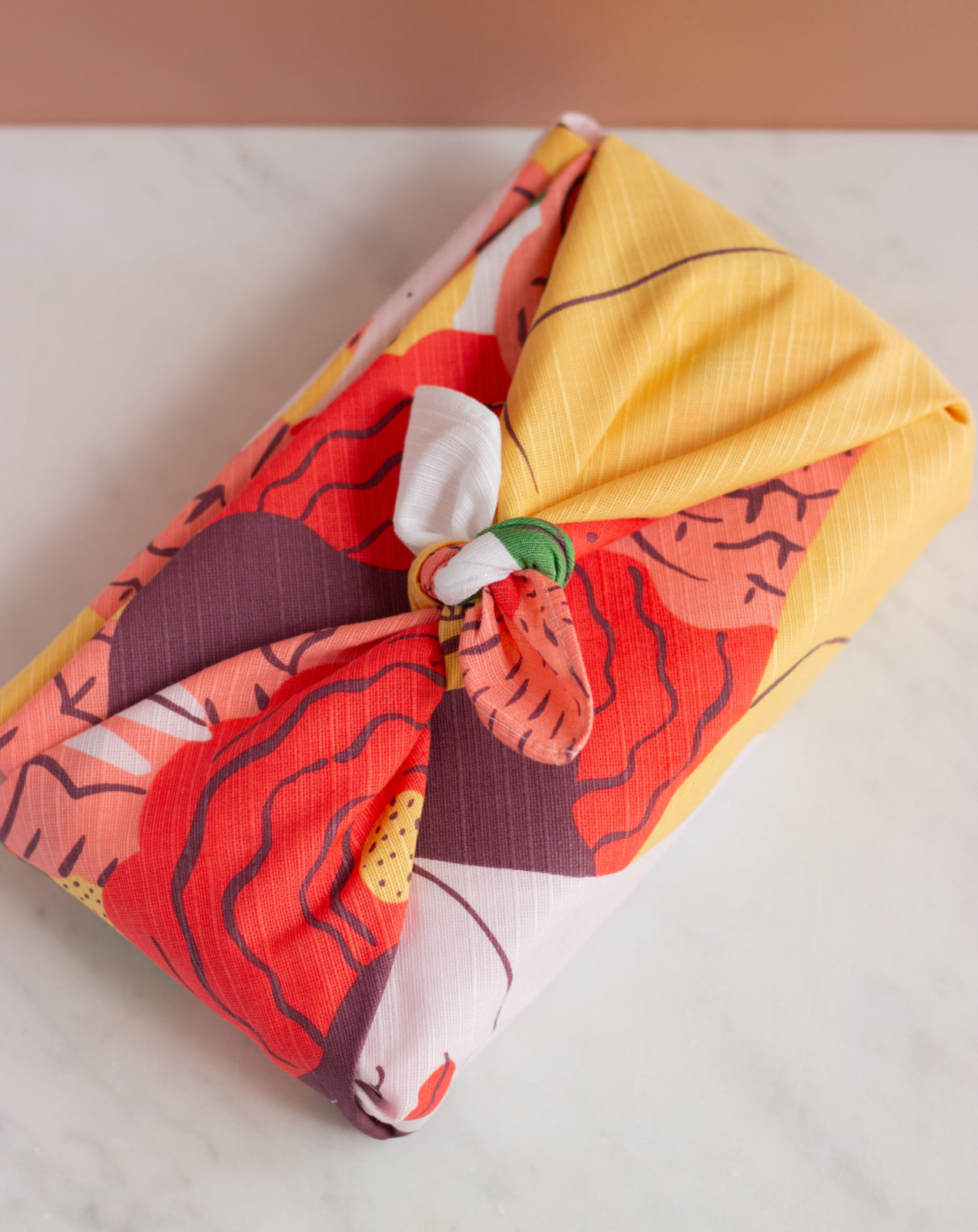 Furoshiki dame au kimono jaune